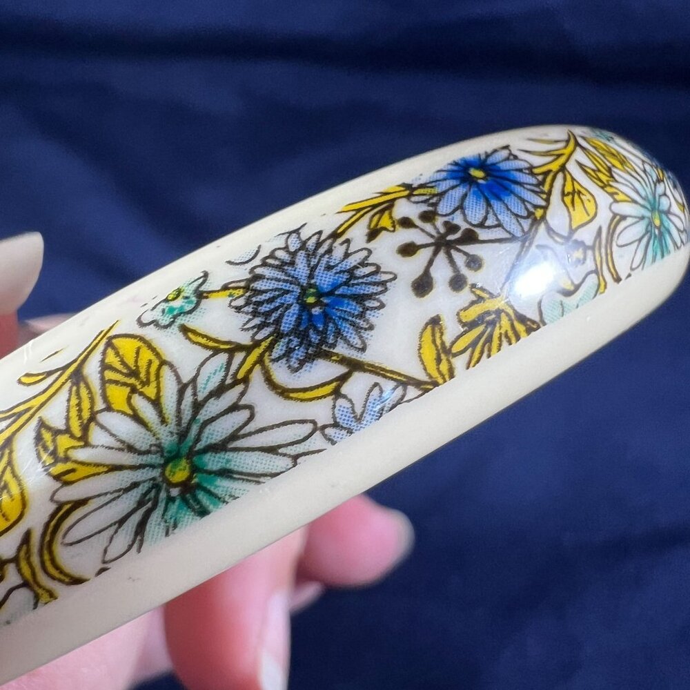 Vintage Faux Bone Plastic Bangle Bracelet With Blue & Yellow Flowers